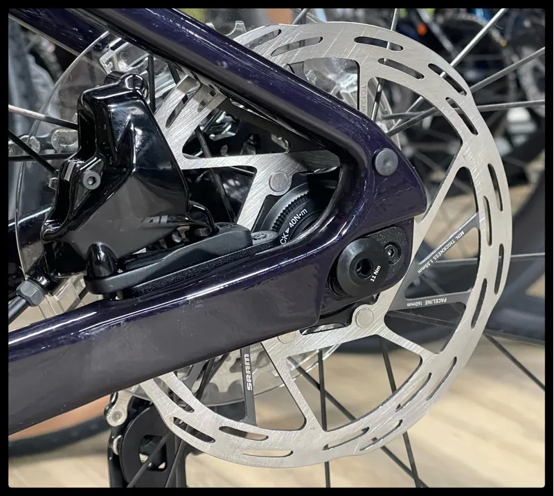 Giant Revolt Advanced Pro 1Gloss Black Currant Medium 2023-9